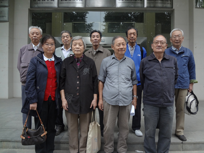 离退休老师合影